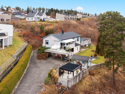 Enebolig med fin utsikt mot fjorden, stor tomt og strandlinje med mulighet for fortøyning av småbåt.