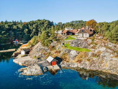 Enestående og innholdsrik sjøeiendom ved Fanafjorden|Privat strandlinje|Naust|Brygge