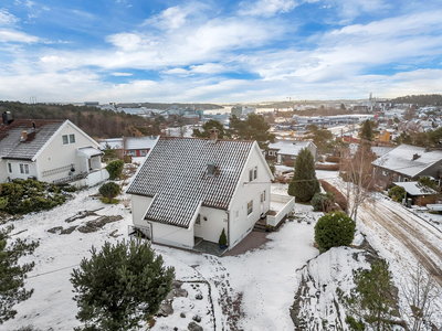 Flott enebolig med sentral beliggenhet i Vågsbygd! Stor tomt på hele 1142kvm | Solrik terrasse og hage| Barnevennlig