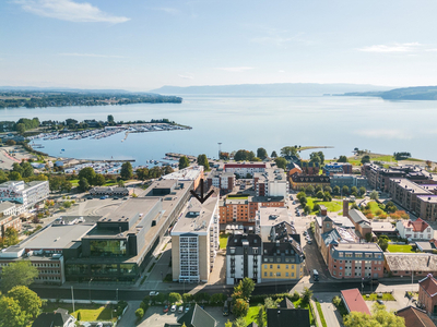 HAMAR SENTRUM | Lys og hyggelig 3-roms leilighet med vestvendt balkong | Heis