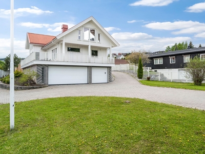 Innholdsrik enebolig m/spennende planløsning. Takterrasse-stor garasje-pent opparbeidet uteområde. Solrikt & Mjøsutsikt