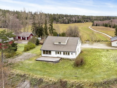 Innholdsrik enebolig over 2 plan, med dobbelgarasje, solrik terrasse. Behov for oppussing. Landlig, men nær sentrum.