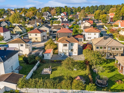 Innholdsrik enebolig | Stor solrik tomt med stor hage | Attraktiv boområde | Sentralt | Barnevennlig | El. bil lader