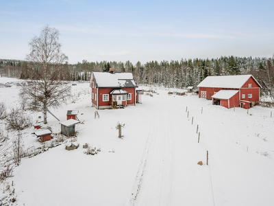 Landlig og koselig småbruk på 60,4 mål med bla. fulldyrka jord og produktiv skog. Sjarmerende enebolig med 3 soverom.