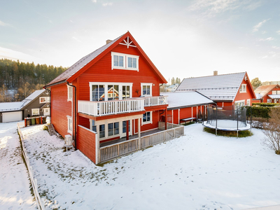 Lettstelt og delikat 1/2-part av tomannsbolig på Hallingby. Garasje m. elbillader. Stor fin terrasse.