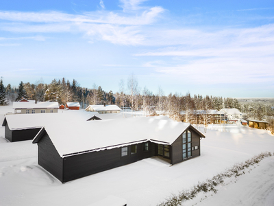 NÆROSET - Ny og lekker enebolig med alt på ett plan. Tre soverom. Dobbel garasje. Solrikt og barnevennlig boligområde.