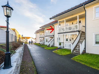 Nyere selveier i hyggelig boligfelt med 2 soverom og carport.