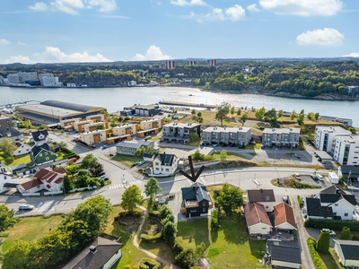 Omfattende renovert og påbygget enebolig med fin beliggenhet og sjøutsikt. Fine og skjermede utearealer med mye sol.