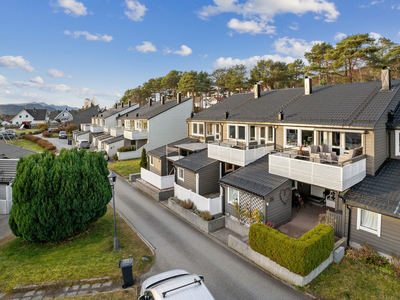 Pent og innholdsrikt rekkehus m/garasje. Populært og familievennlig område med sjøutsikt og meget gode solforhold.