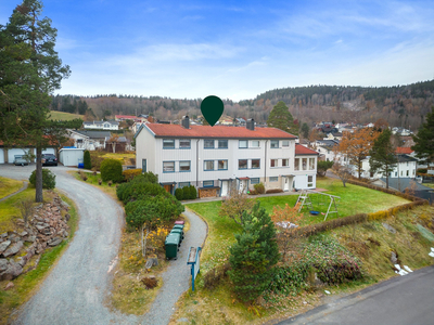 Pent rekkehus med en attraktiv og barnevennlig beliggenhet. Vestvendt terrasse med svært gode solforhold. Garasjeplass.