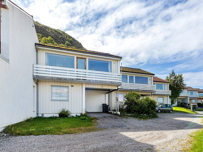 Rekkehus med sentral beliggenhet i Skarbøvika | Carport | Balkong | Flott utsikt | Terrasse