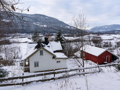 Sjarmerende og innflytningsklar enebolig med fin utsikt og kort vei til sentrum | Betydelig oppgradert etter 2019