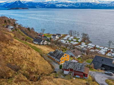 Småbruk med uslåelig utsikt og sol hele året! Støl, jakt og fiskeretter - Kort avstand til Øystese og Norheimsund!