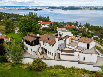 Spektakulær bolig med 3 boenheter. Solrike uteplasser & fantastisk utsikt over fjorden.