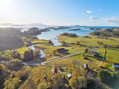 Spennende mulighet! Tidligere gårdsbruk i flotte omgivelser.