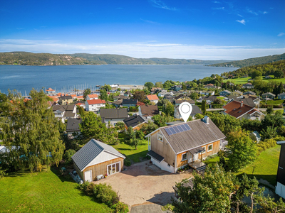 Særpreget bolig av miljøvennlige materialer. Energieffektivt m/solcelle. Vidstrakt fjordutsikt. Solrik tomt. Atelier.