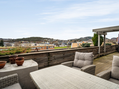 Stor 4-roms terrasseleilighet med parkering i garasje & solrik balkong på ca. 39 m²med flott utsikt. Nær buss og butikk.