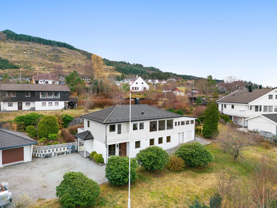 Stor enebolig med dobbel garasje og over 1,5 mål tomt. Nydelig utsikt utover Sørfjorden og deler av Osterfjorden.