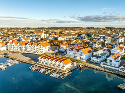 Stor leilighet over 2 plan - 3 soverom - 2 stuer - Nydelig utsikt - Maritim beliggenhet sentralt på Åkra!