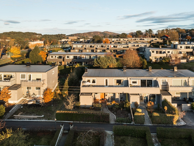 Stort (!) og innholdsrikt enderekkehus med garasje. Nydelige uteområder og sentral beliggenhet. Oppussing må påregnes.