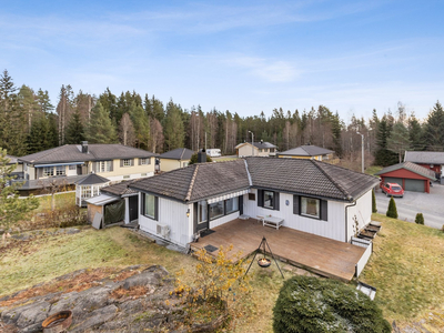 Tiltalende enebolig med alt på ett plan - Nytt kjøkken og bad - Solrik og pent opparbeidet tomt - Garasje!