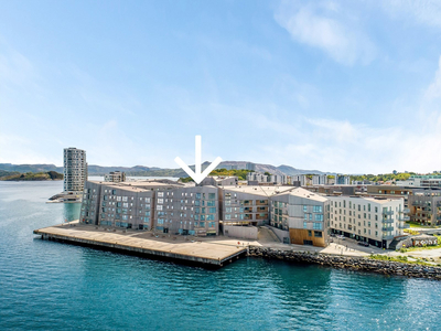 Unik topp - og endeleilighet på 150 m² i Siriskjeret. Storslagen sjøutsikt. 3 soverom og 2 bad. Vaskerom. Heis. Garasje.