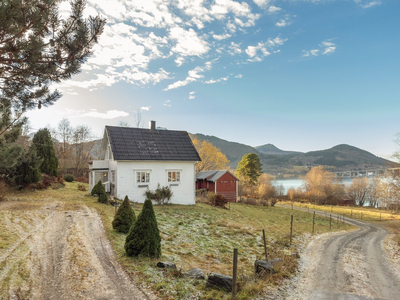 Vikebukt- Småbruk med unik beliggenhet - Låve, naust- strandlinje.