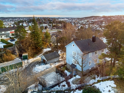 Hel tomannsbolig med renoveringsbehov - Populært boligområde i nærheten av Arendal sentrum - Garasje - Luftig utsikt