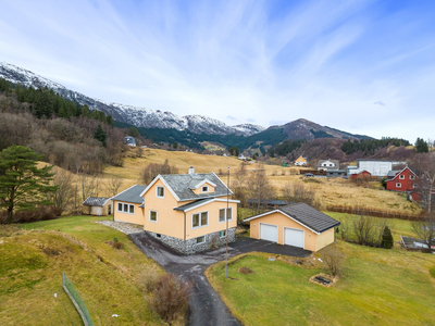 Enebolig med tomt på ca. 1775kvm. Landlig og naturskjønt like ved Lone skole, butikk og buss. Rehabilitering påregnes