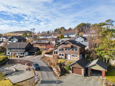 Fin og innholdsrik familiebolig i barnevennlig gate. Garasje.