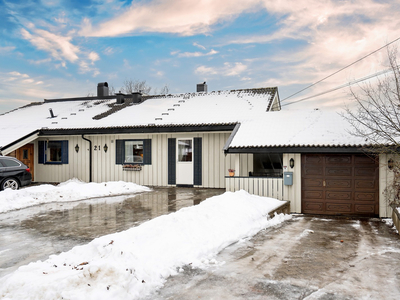 Halvpart av vertikaldelt tomannsbolig. Hage og garasje. Høyt i terrenget med utsyn uten innsyn. Sentralt og barnevennlig