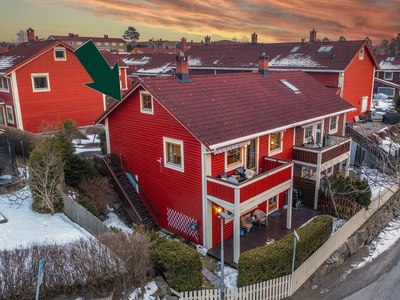 Halvpart vertikaldelt tomannsbolig - Garasjeplass m/lader - Utsyn mot grøntområder - 3 uteplasser - 2 bad - Loft