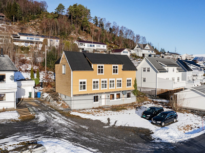 HJØRUNGAVÅG - Tomannsbolig over 3 etasjer fint beliggende på fin utsiktstomt i langs Bautevegen | totalrenoveringsobjekt