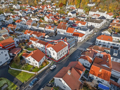 Innholdsrik bygård med romslig leilighet og butikklokale - Sentral beliggenhet - Nylig oppgradert