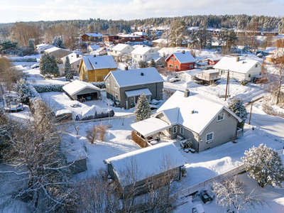 Innholdsrik enebolig i populært boligområdet | Romslig tomt med gode solforhold | Garasje | Moderniseringsbehov