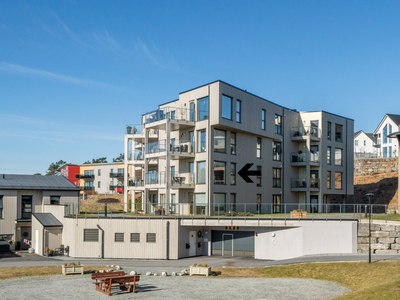 Nyere 3-roms leilighet med heis og garasjeplass - solrik terrasse og flott utsikt over nærområdet - sentral beliggenhet