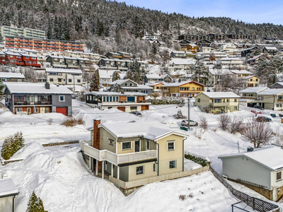 Pen enebolig med garasje - påkostet i nyere tid - 2 bad og vaskerom - solrikt og flott utsikt!