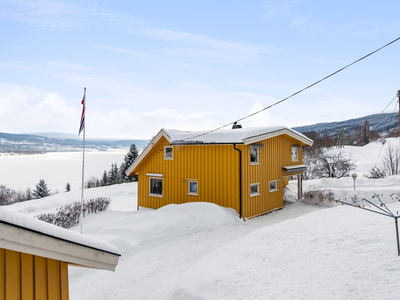 Sjarmerende enebolig med idyllisk beliggenhet og flott utsikt over Randsfjorden.