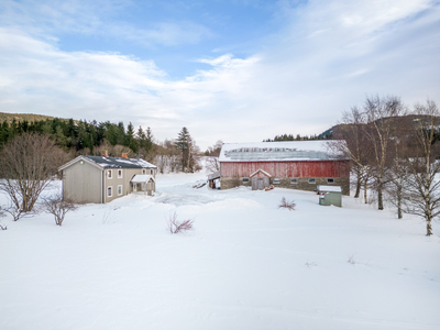 Småbruk i landlige omgivelser med flat tomt stor driftsbygning. Eiendom på ca. 3,1 mål.