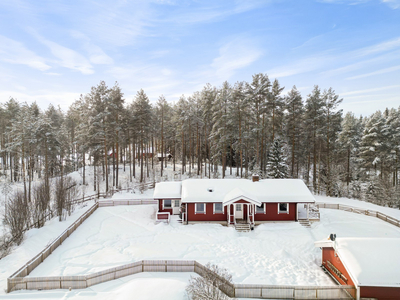 STANGE/SØRBYGDA - Koselig enebolig med praktisk planløsning og alt på ett plan. Stor og solrik tomt. Garasje.