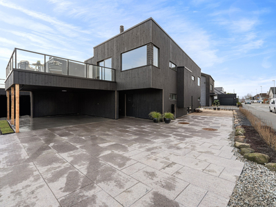 Stangeland v/Sandnes stadion- Ny, smakfull enebolig m/lekre detaljer - 5 soverom - 2 bad - Takterrasse - Dobbel carport