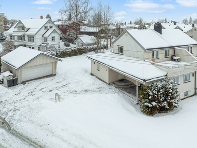 Stor halvpart av tomannsbolig | Dobbeltgarasje | Kjeller med egen inngang | Kort vei til sentrum og togstasjon.