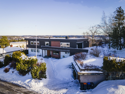 Utsiktseiendom m/gjesteavdeling i underetasjen og flere bruksmuligheter/potensiale! Stor og solrik funkis i villaområde.