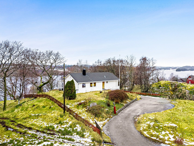 Vestvendt enebolig med garasje på en stor, idyllisk tomt m/utsikt mot Storavatnet