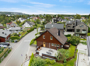 Attraktiv og innholdsrik enebolig med flotte utearealer - Gode solforhold - Dobbeltgarasje - 1 min fra Høybråten skole