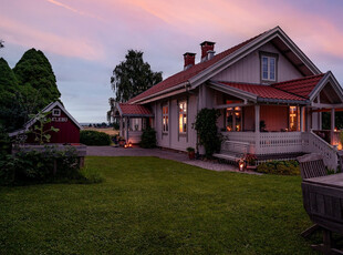 En unik og prisbelønt bolig i naturskjønne omgivelser. Renovert sveitservilla med eget orangeri, låve og bryggerhus.