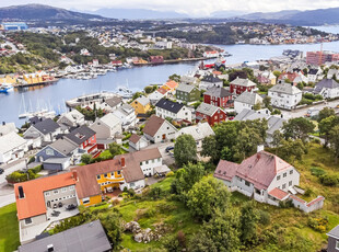 Enebolig beliggende på høyde med nydelig utsikt og stor tomt!