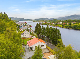 Enebolig med stor tomt på 1066m² | Kort gangavstand til butikk, badeplass, barneskole og barnehage | 15 min til Lonevåg.