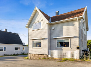 Enebolig nær sentrum på populære Grønlifjellet. Utvendig oppgradert. Stort, solrikt uteområde med mye potensiale.