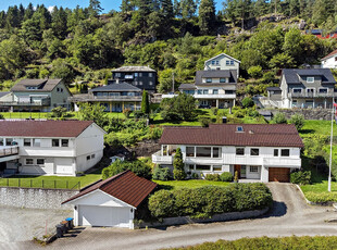 Fløgstadneset - Romslig enebolig, innredet over tre plan - Nyere dobbel garasje - Grenser til lekeplass - Flott utsikt!